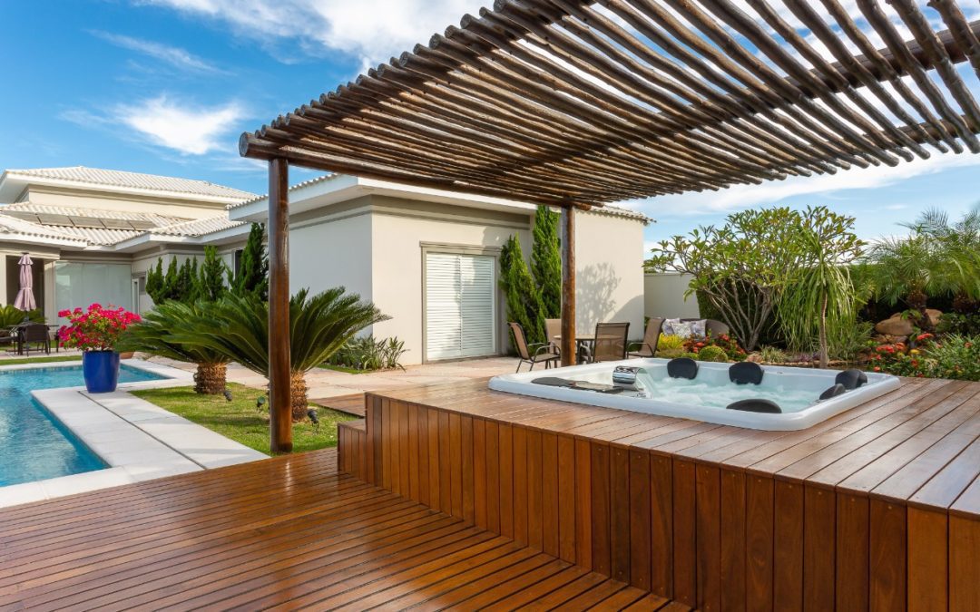 Descubra a melhor maneira para limpar o deck de madeira