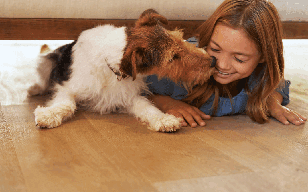 Casa com Crianças e Pets: Como Proteger o Piso de Madeira no Dia a Dia