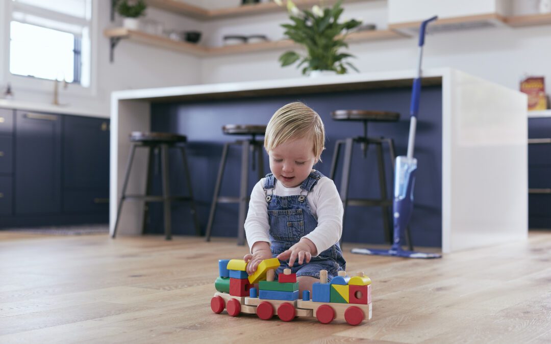 Piso de madeira e criança pequena: dicas para uma casa mais segura