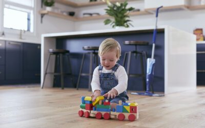 Piso de madeira e criança pequena: dicas para uma casa mais segura